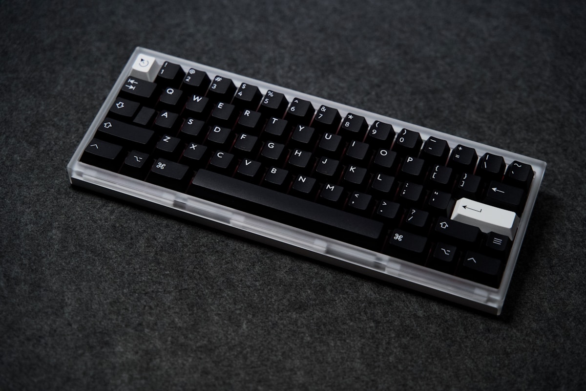 Un clavier noir posé sur une table.