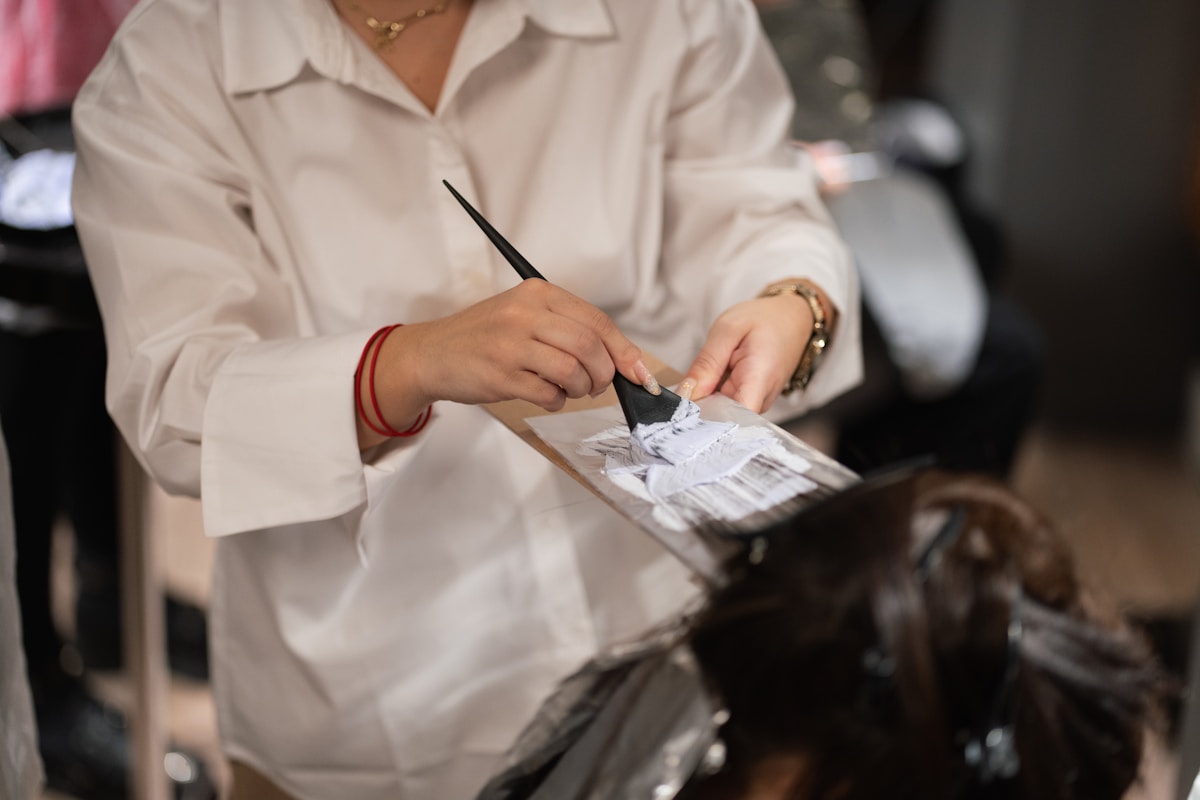 Coiffure de femme dans un salon de beauté.