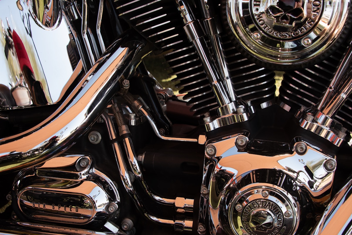 Détails mécaniques d'un moteur de moto Harley-Davidson.