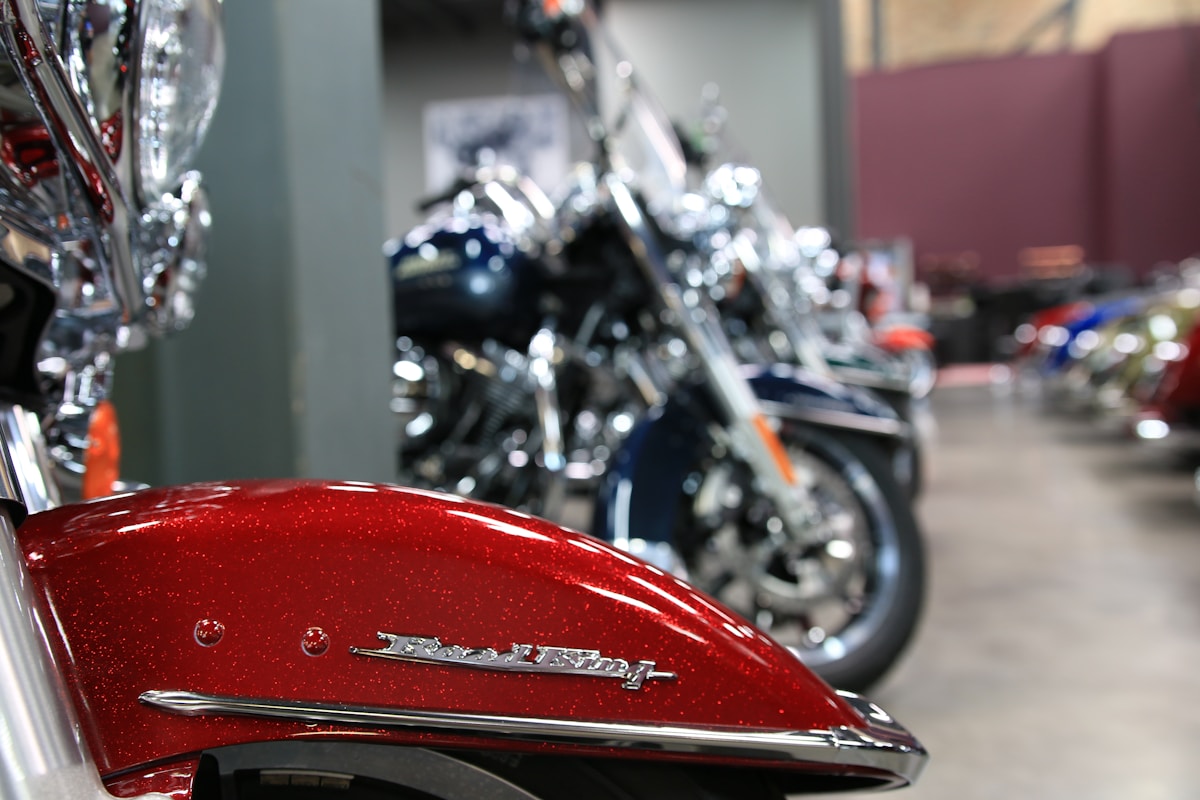 Motos de sport rouges et noires dans un showroom.