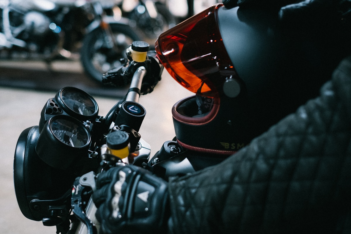 Gros plan sur le tableau de bord d'une moto avec des jauges et un réservoir d'essence.