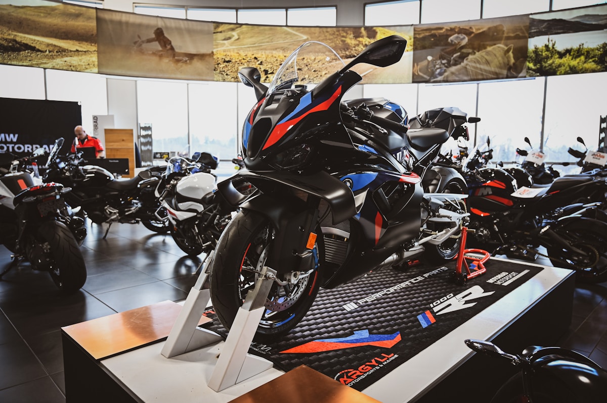 Moto sportive BMW noire, bleue et rouge dans un showroom de motos.