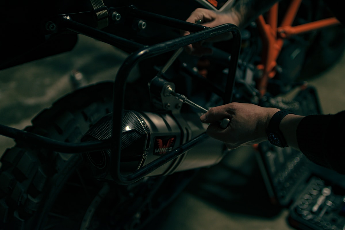 Un gros plan d'une personne travaillant sur une moto.