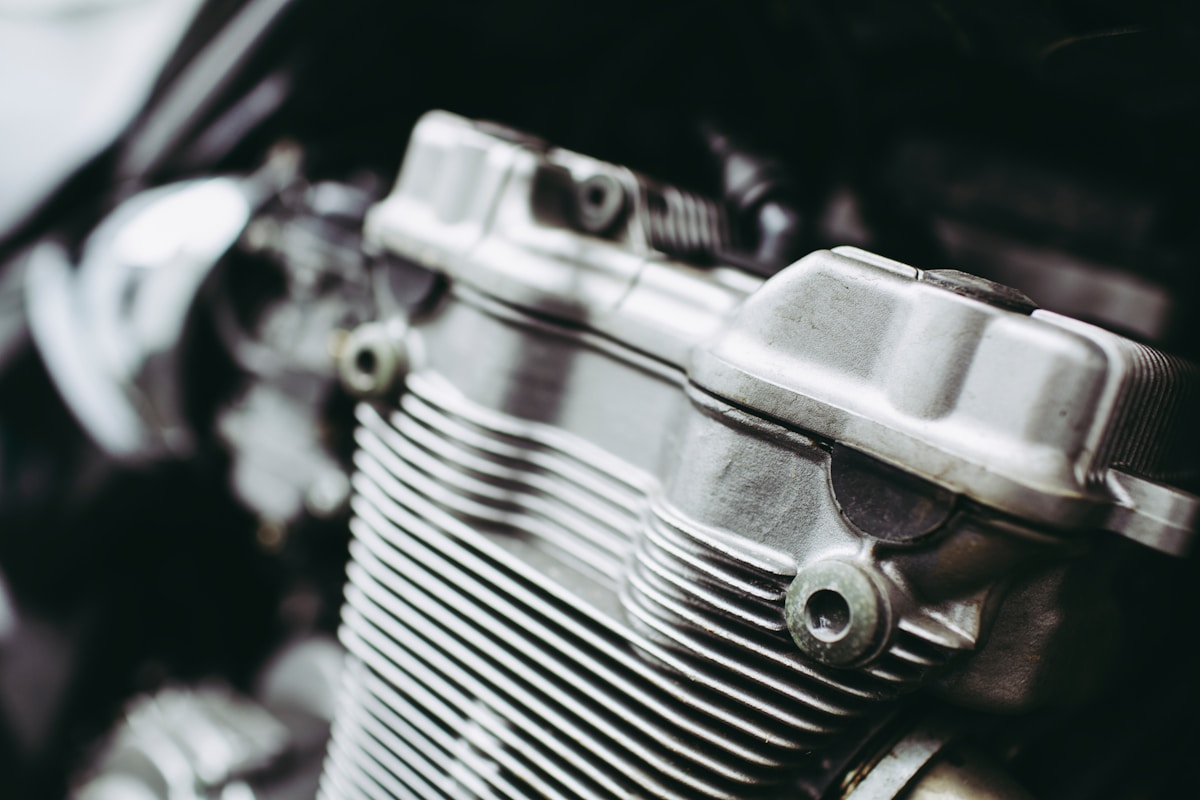 Moteur de moto ancien, gros plan sur les détails mécaniques.