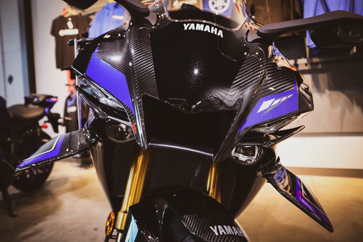 Moto Yamaha noire et bleue avec détails en carbone.