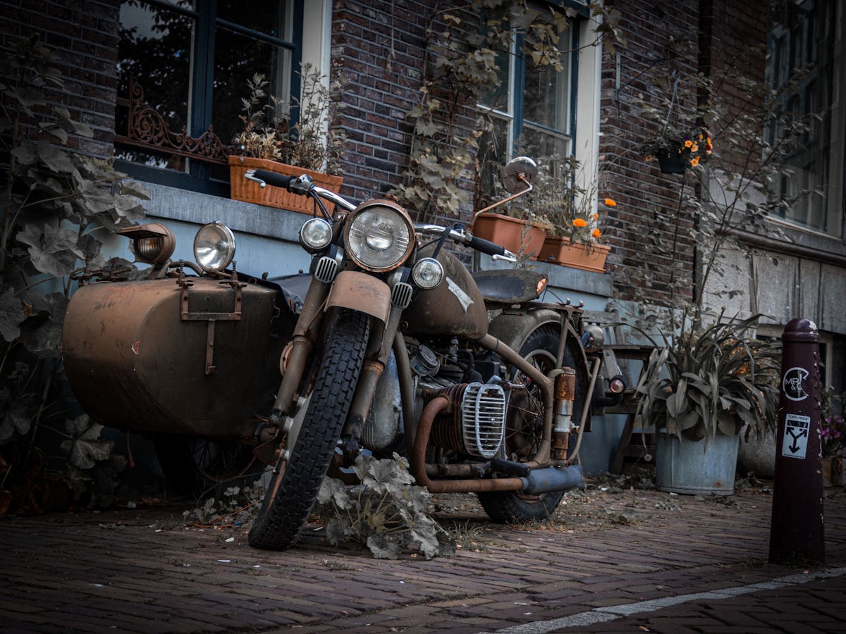 Vieux véhicule rouillé et vintage dans un décor automnal.