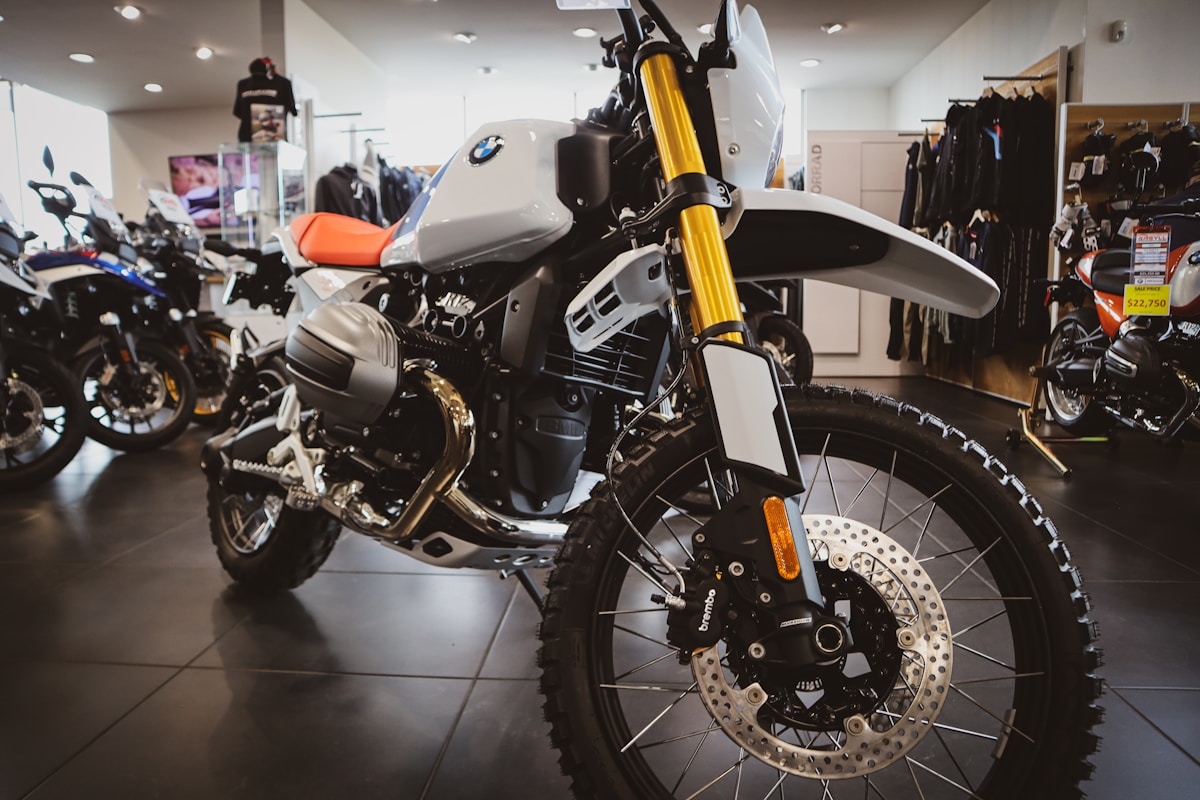 Moto BMW tout-terrain avec fourche avant jaune et roue avant.