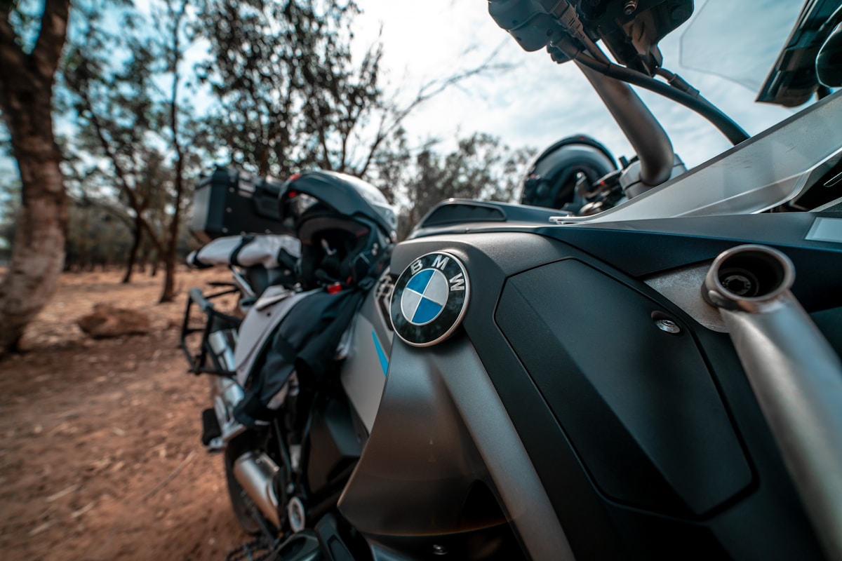 Motos BMW garées dans un environnement forestier.