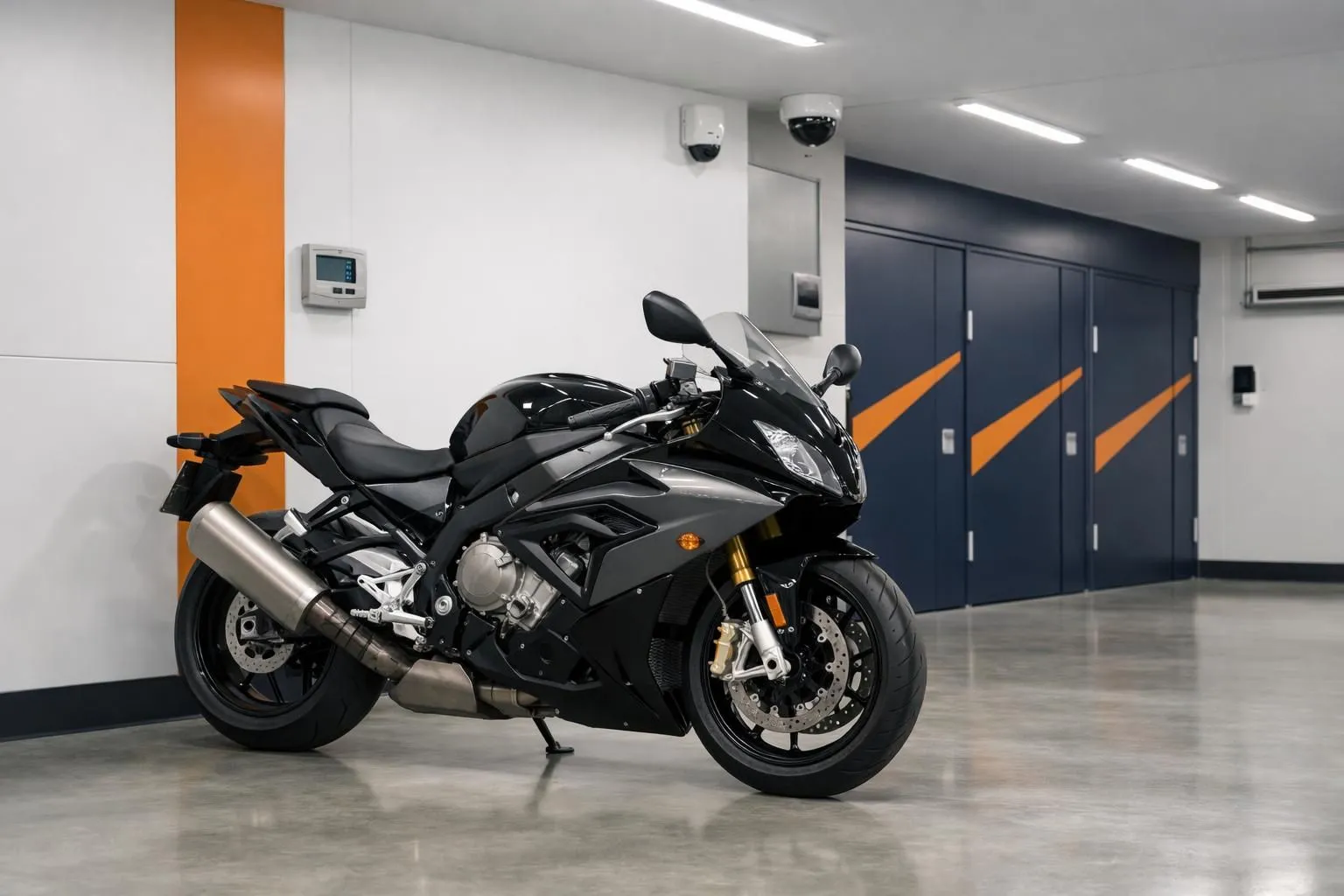 Moto de luxe premium stockée dans un établissement intérieur climatisé moderne avec éclairage professionnel, moniteurs de température visibles, sol en béton impeccable et système de sécurité haut de gamme.