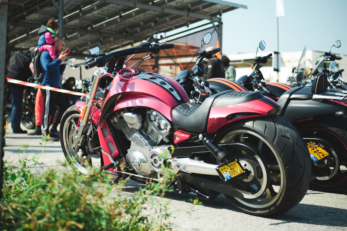 Motos rouges et noires garées sous un abri.
