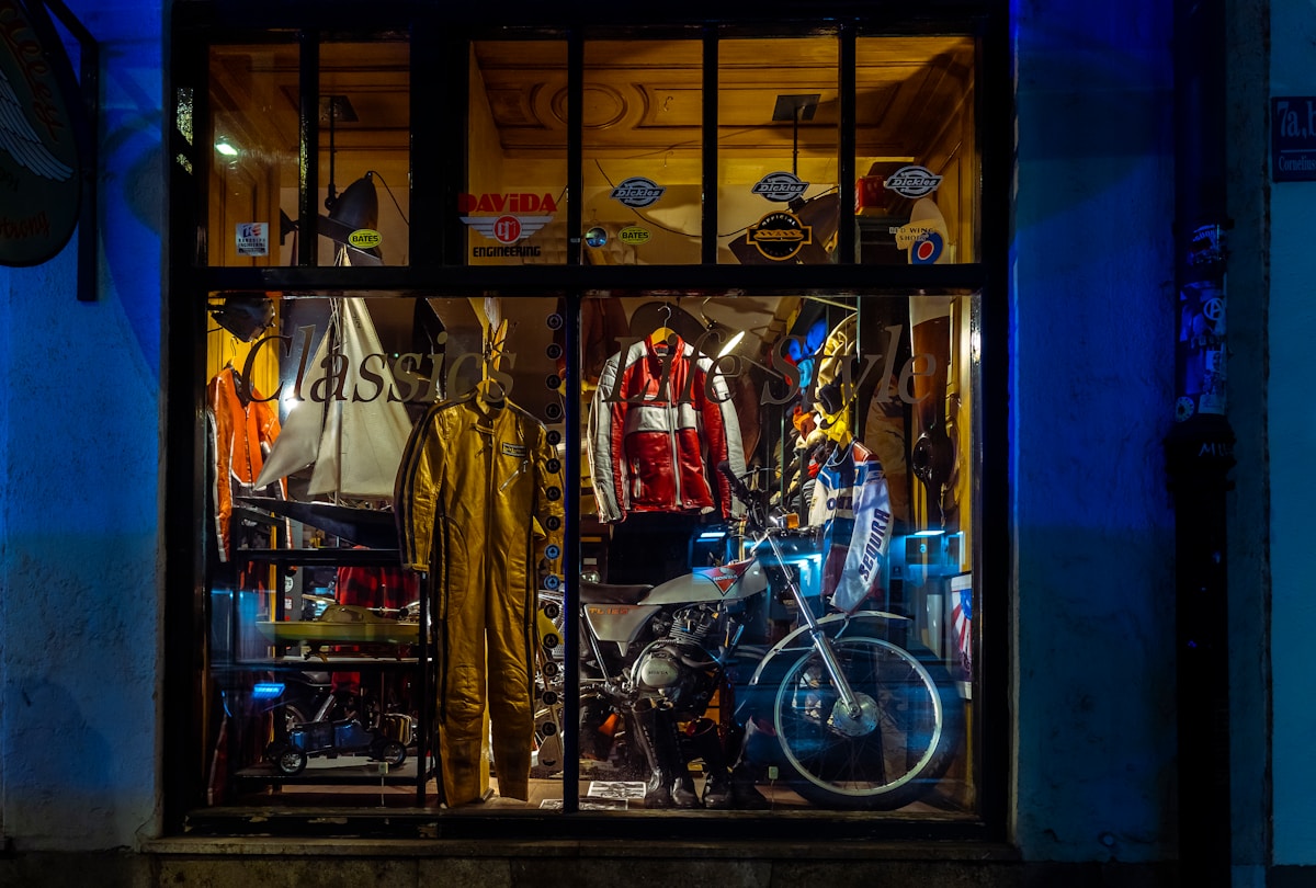 Vitrine de magasin de vêtements et accessoires de moto vintage.