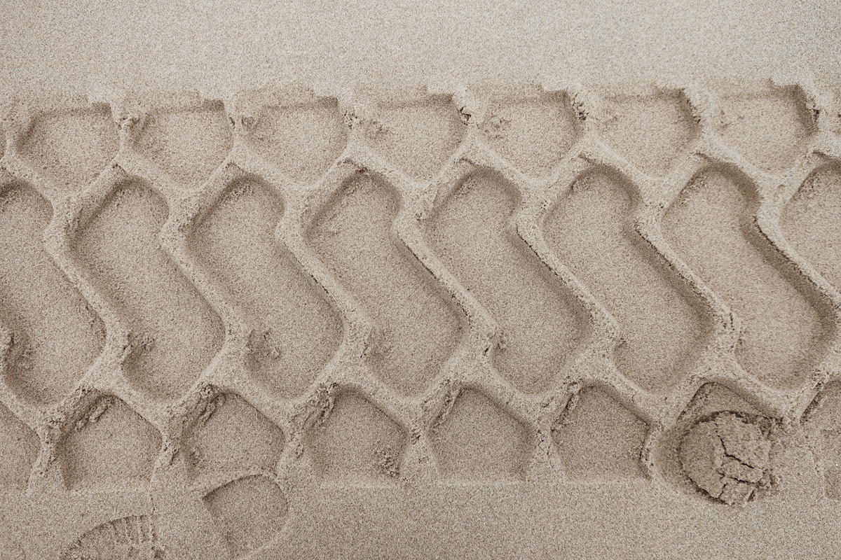 Texture sablonneuse avec des motifs géométriques ondulés.