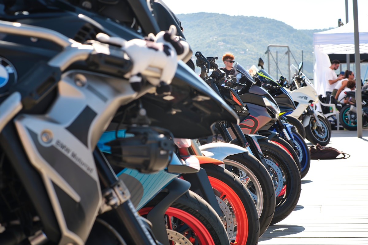 Rangée de motos sportives de différentes marques et couleurs.