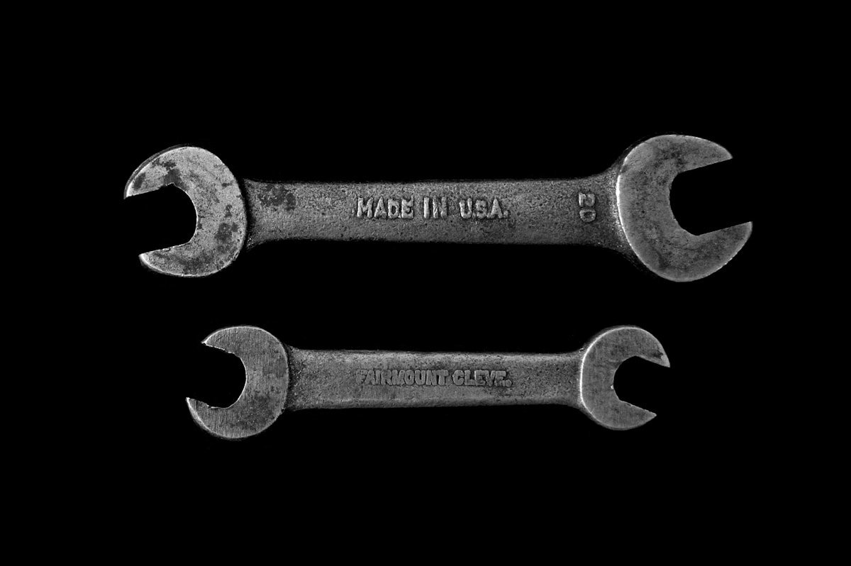 Deux clés de serrage en métal, l'une portant l'inscription "Made in USA", l'autre "Fairmont Cleve".