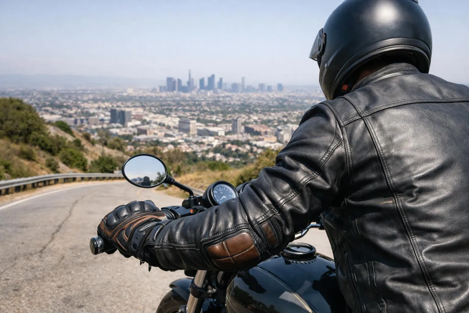 Gants moto Helstons sur un motocycliste prêt à démarrer