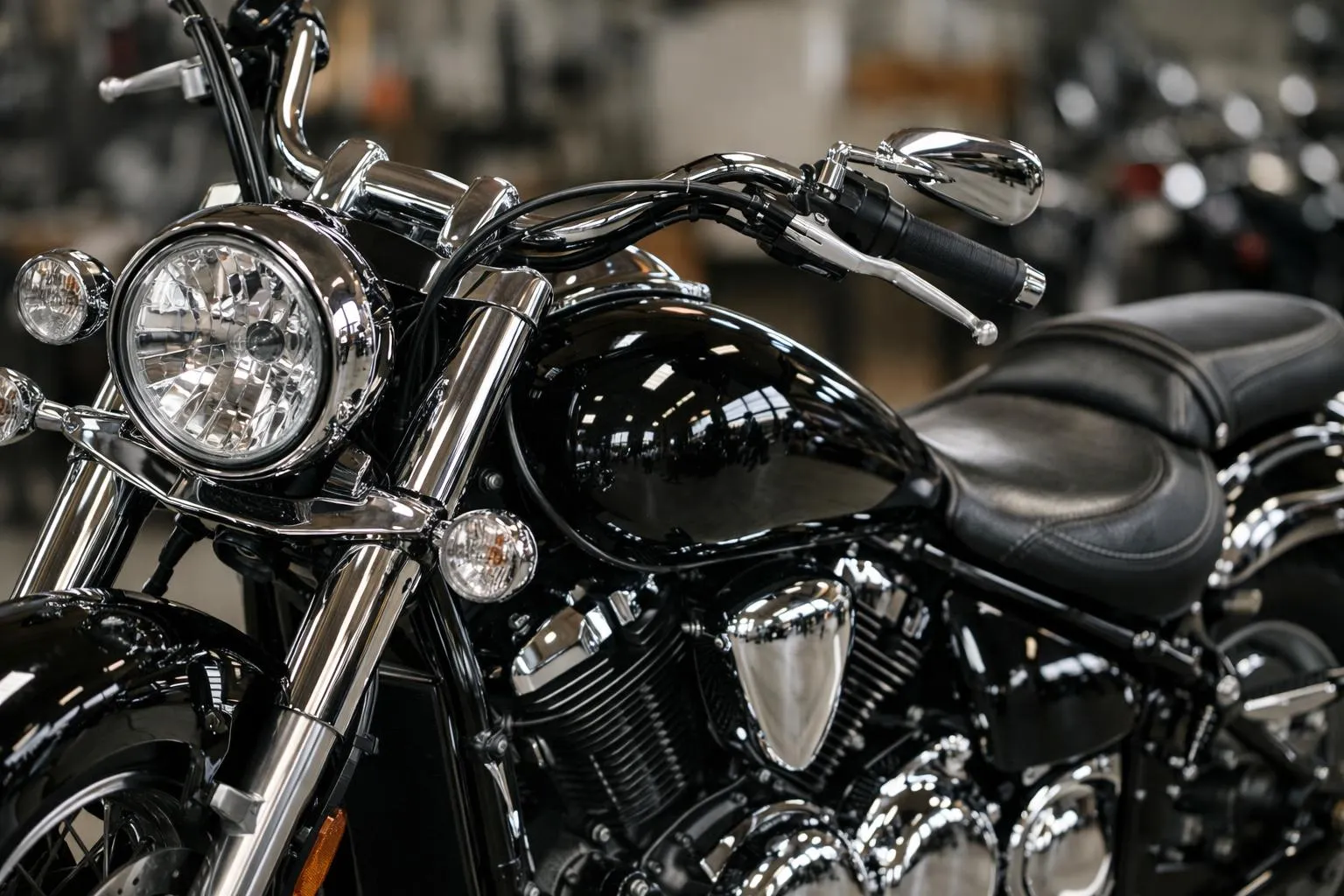 "Moto Yamaha noire d'occasion, détails de chromage, vue rapprochée"