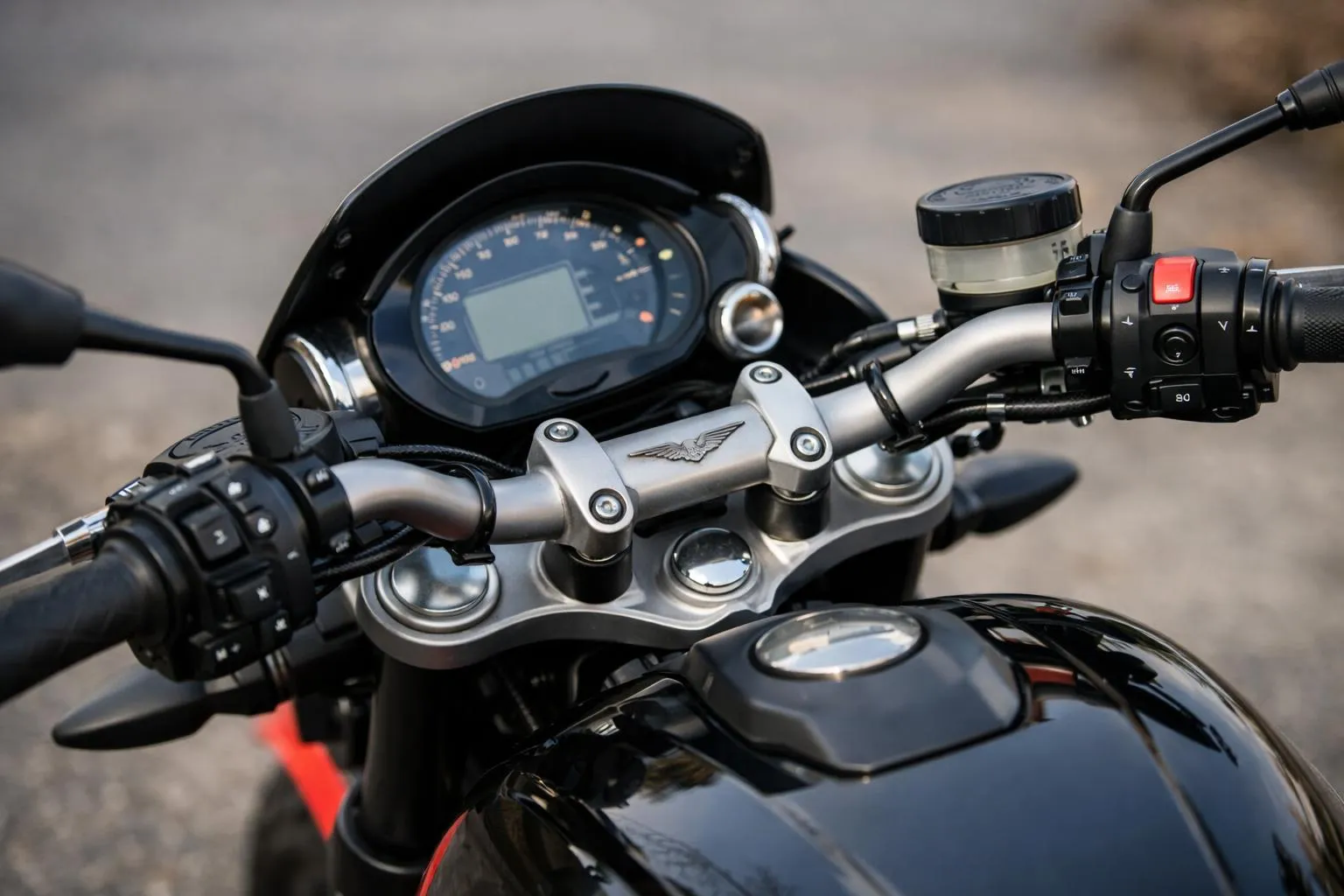 "Moto Guzzi neuve, tableau de bord et guidon en détail, prêt à rouler, en Suisse"