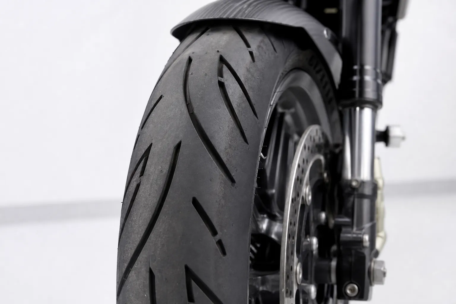pneus moto - Tout ce que vous devez savoir sur les pneus moto pour rouler en sécurité en 2026