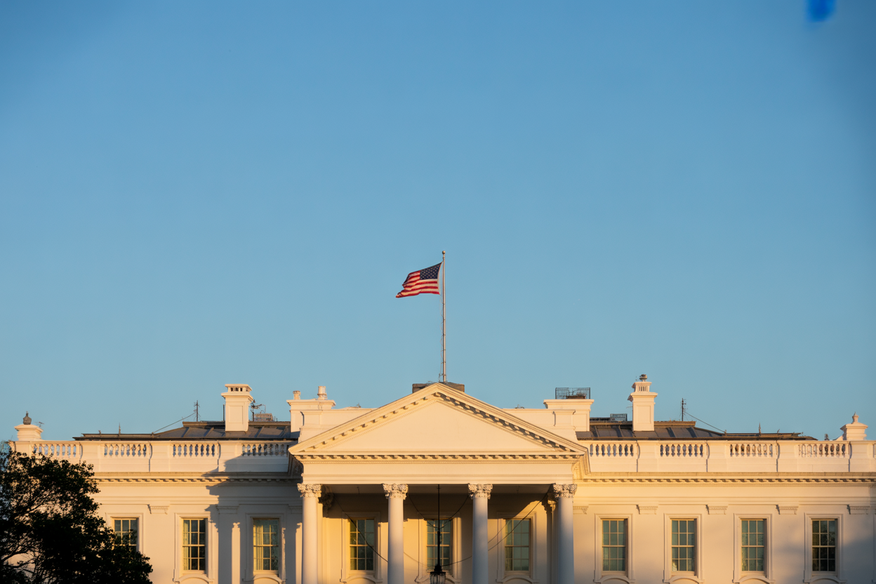 An image of the White House, symbolizing high-level diplomatic talks and political decision-making.