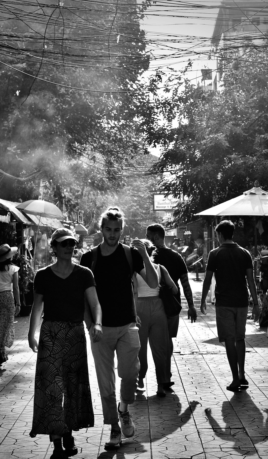 Un groupe diversifié de personnes souriantes participant à une activité de plein air lors d'un festival communautaire ensoleillé.