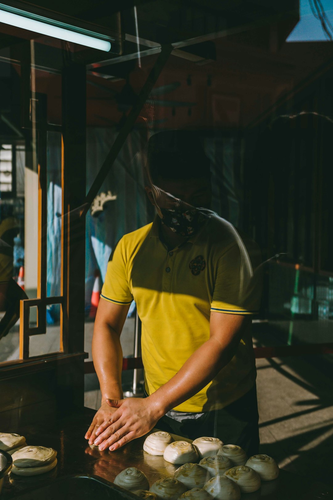 Une personne à l'air pensif en consultant son téléphone, avec un sac de sport à côté d'elle, comme si elle planifiait son programme d'entraînement.