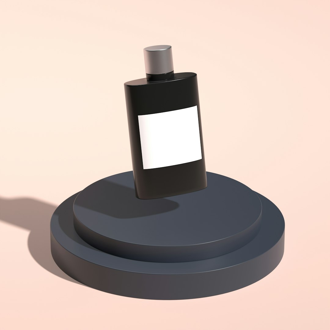 Éclairage d'ambiance chaleureux avec des spots dirigés mettant en valeur un produit exposé sur une table en bois sombre.