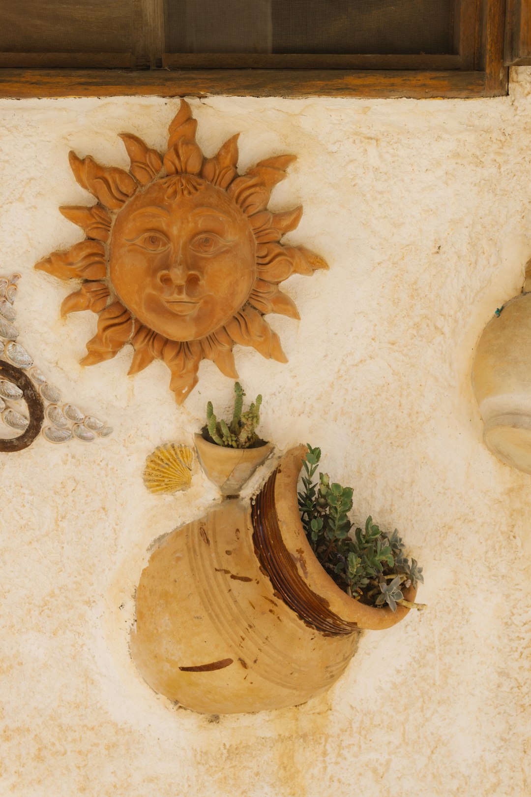 Étagères en bois remplies de petits objets de décoration, de céramiques et de plantes, évoquant une ambiance chaleureuse et économique.