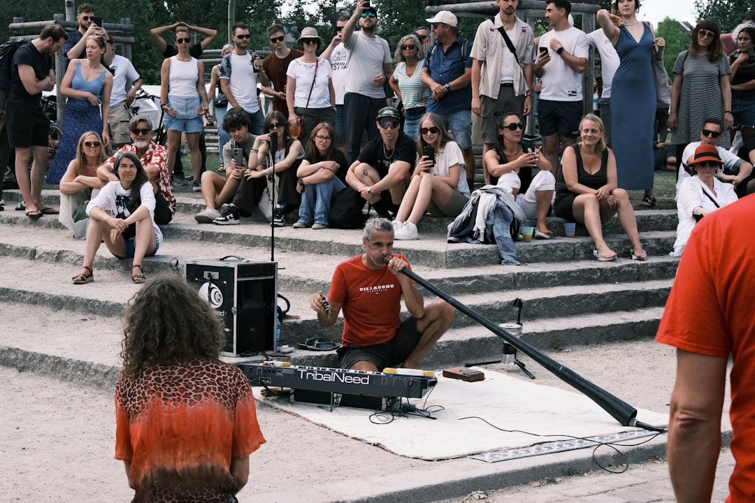 Un musicien en pleine performance live, captivant son public. Un musicien en pleine performance live, captivant son public.