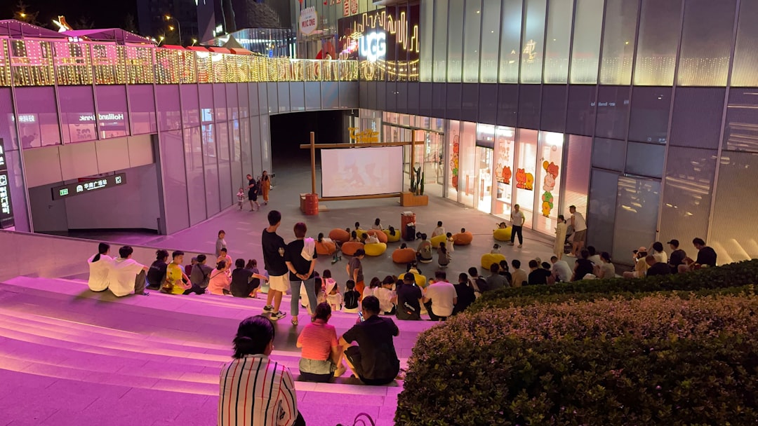 Une foule joyeuse profitant d'une animation en plein air dans un centre commercial. Une foule joyeuse profitant d'une animation en plein air dans un centre commercial.