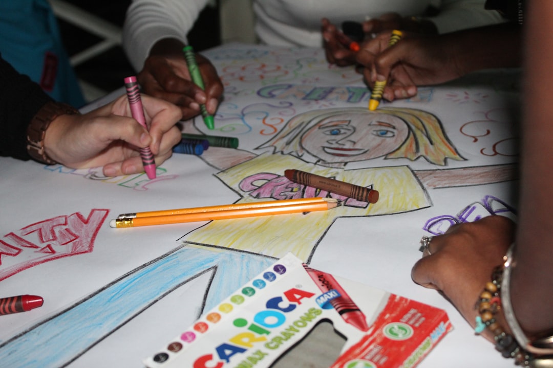 Des enfants qui s'amusent comme des fous dans un atelier créatif et plein de couleurs pendant un événement familial. Des enfants qui s'amusent comme des fous dans un atelier créatif et plein de couleurs pendant un événement familial.