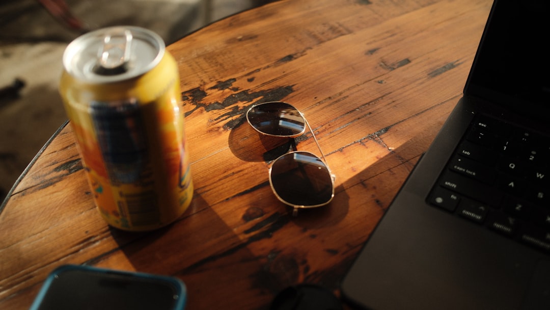 Une sélection de bières en bouteille et en pression alignées sur un bar en bois rustique, avec un éclairage doux.