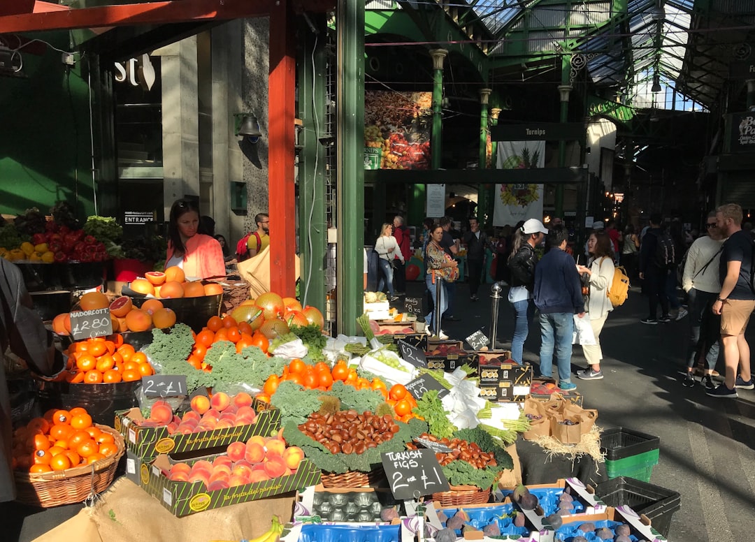 Des légumes de variétés anciennes et colorées, comme des carottes violettes et des tomates zébrées, joliment disposés sur un étal de marché en bois. Photo par Shelley Pauls sur Unsplash Des légumes de variétés anciennes et colorées, comme des carottes violettes et des tomates zébrées, joliment disposés sur un étal de marché en bois. Photo par Shelley Pauls sur Unsplash
