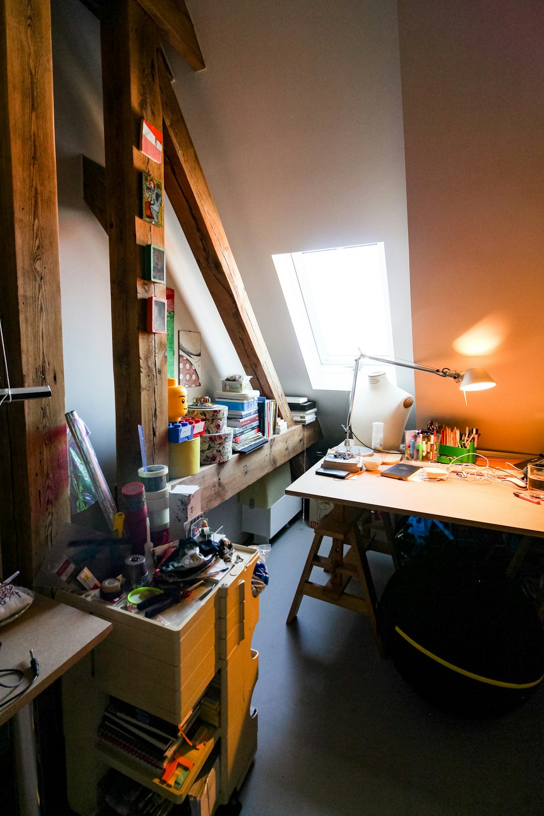 Un artiste travaillant dans son atelier lumineux, un exemple de professionnel pour qui la photo de CV doit refléter la créativité du secteur. Photo par Radek Grzybowski sur Unsplash.