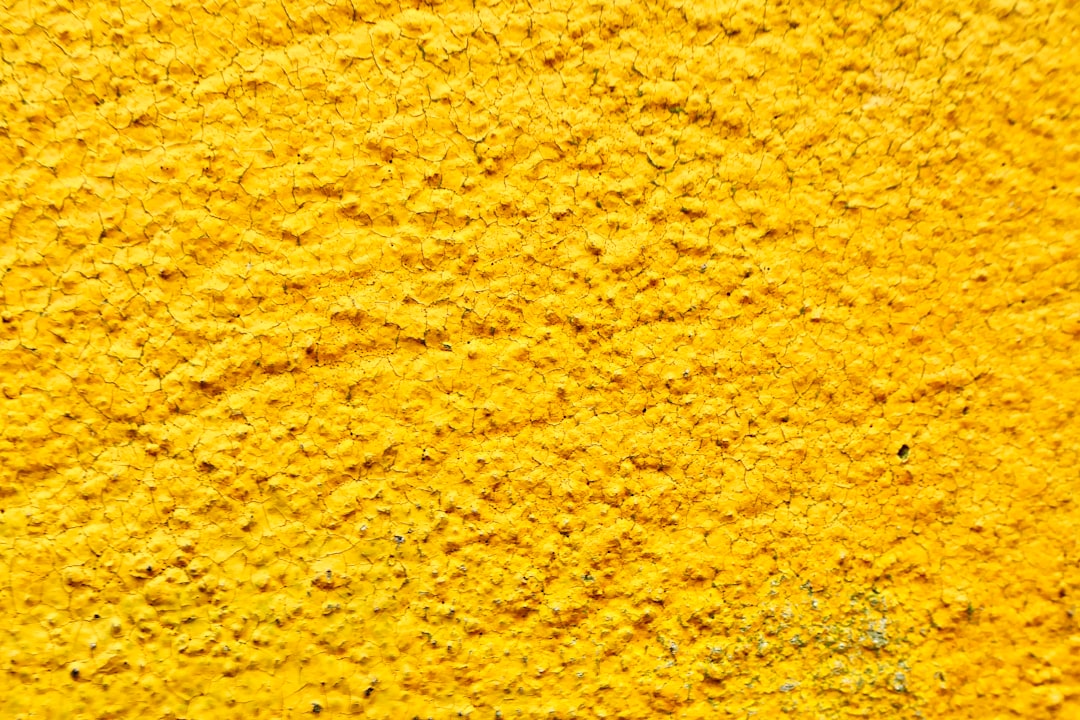 Un canapé en velours jaune moutarde dans un salon aux murs neutres, servant de point focal coloré et audacieux.