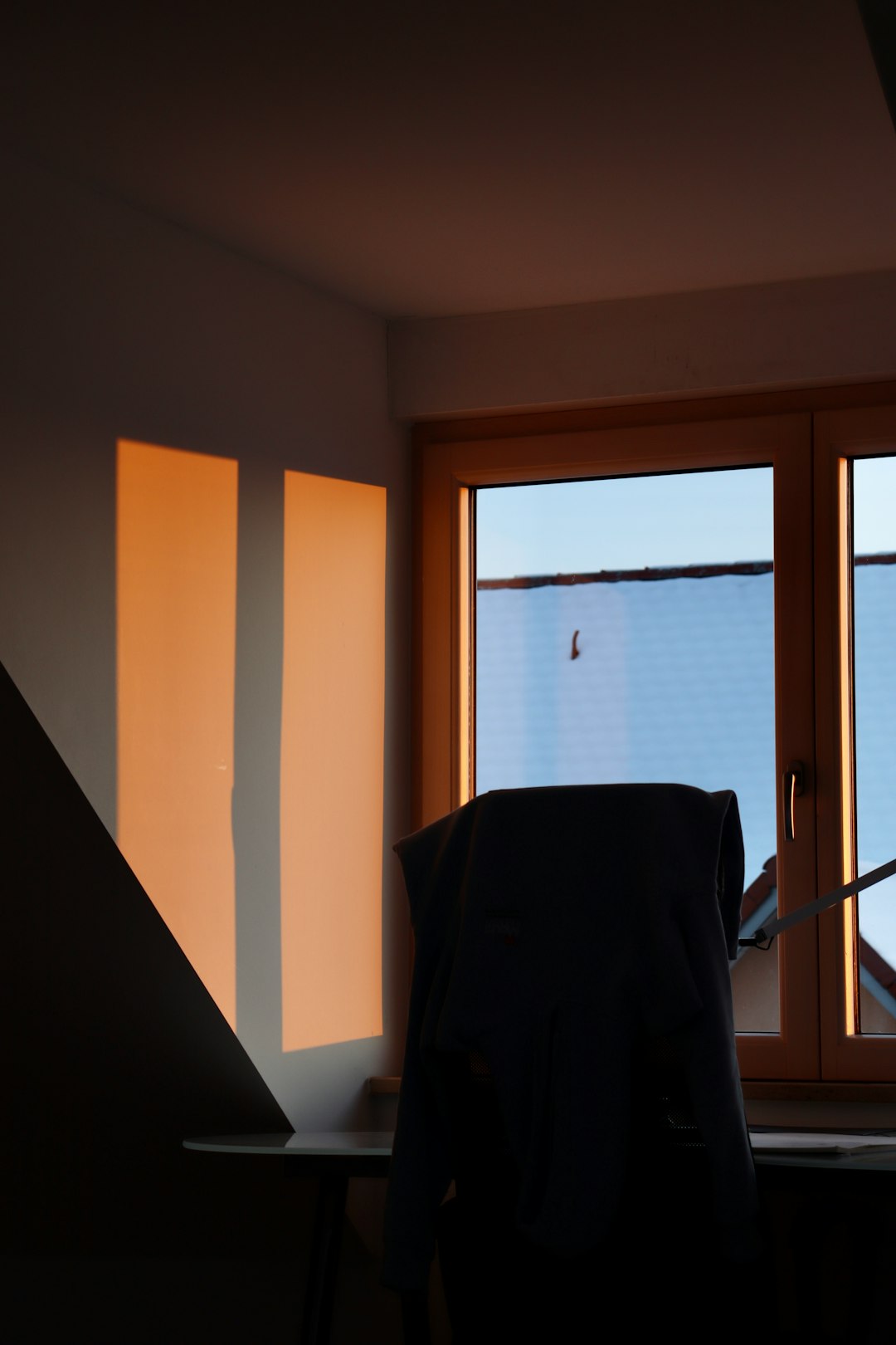 Imaginez un salon scandinave super lumineux, avec des murs vert d'eau tout doux et des meubles en bois clair.