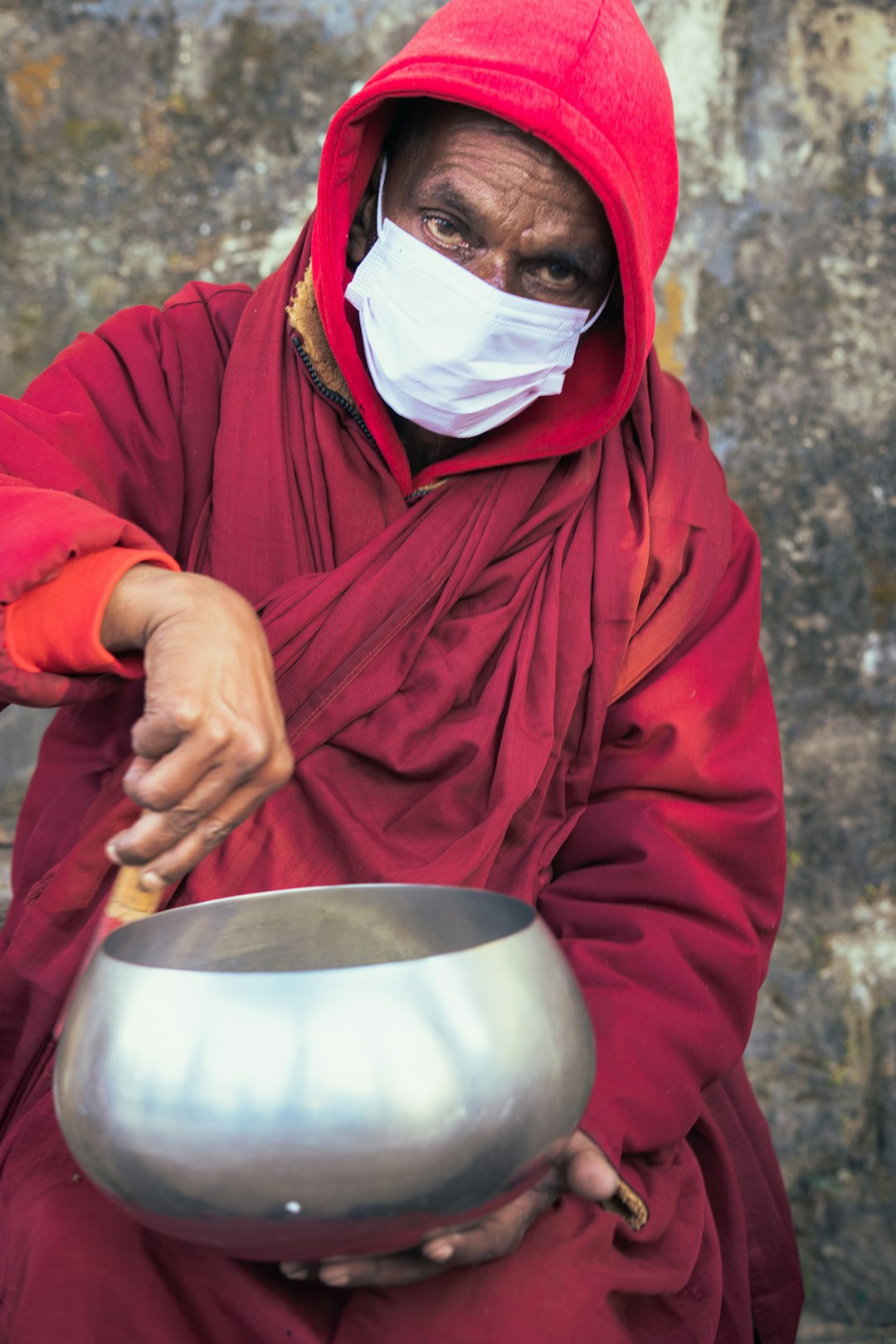 Dans une cuisine moderne et épurée, quelqu'un prépare un repas avec un multicuiseur type Instant Pot, l'image même de la cuisine simple et rapide.