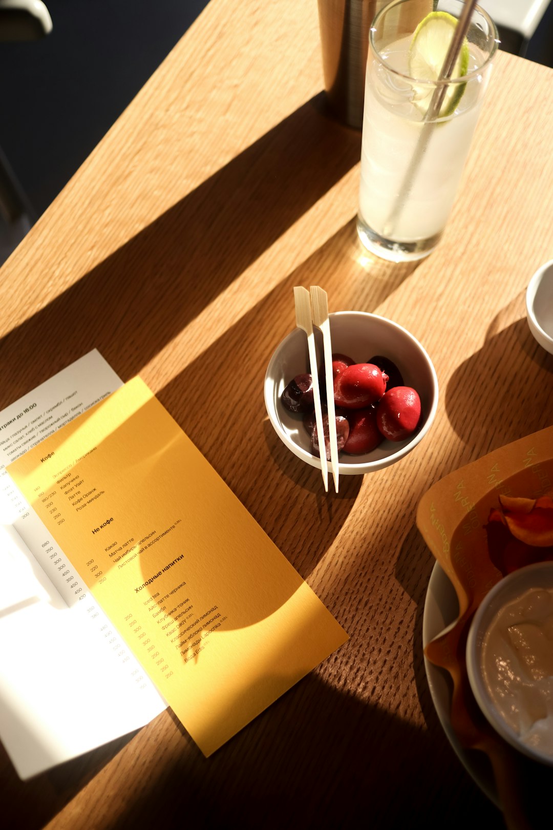 Une personne à son bureau, carnet ouvert, en train de planifier ses repas pour la semaine. À côté, un ordinateur portable et une tasse de café.