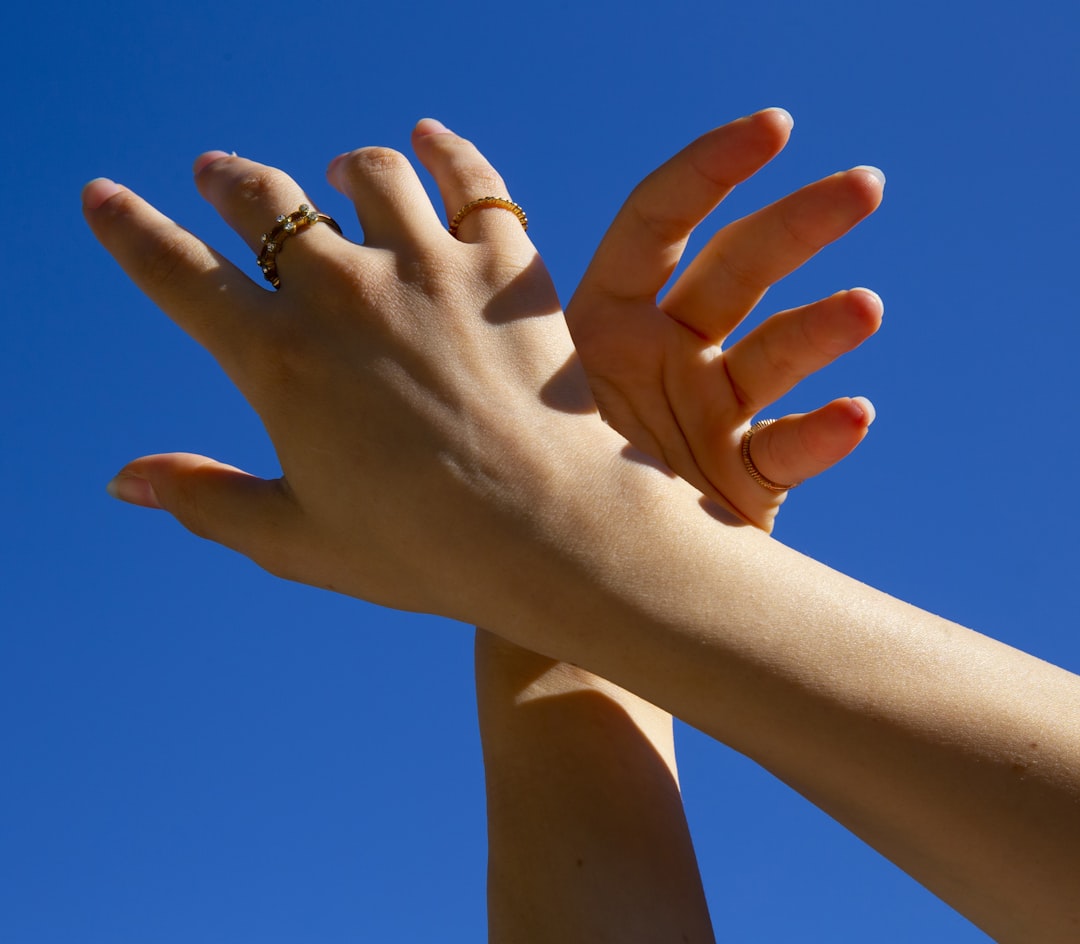 Une main tendue avec bienveillance vers une autre, symbolisant le soutien, la confiance et l'alliance thérapeutique. Photo par Zoe sur Unsplash.