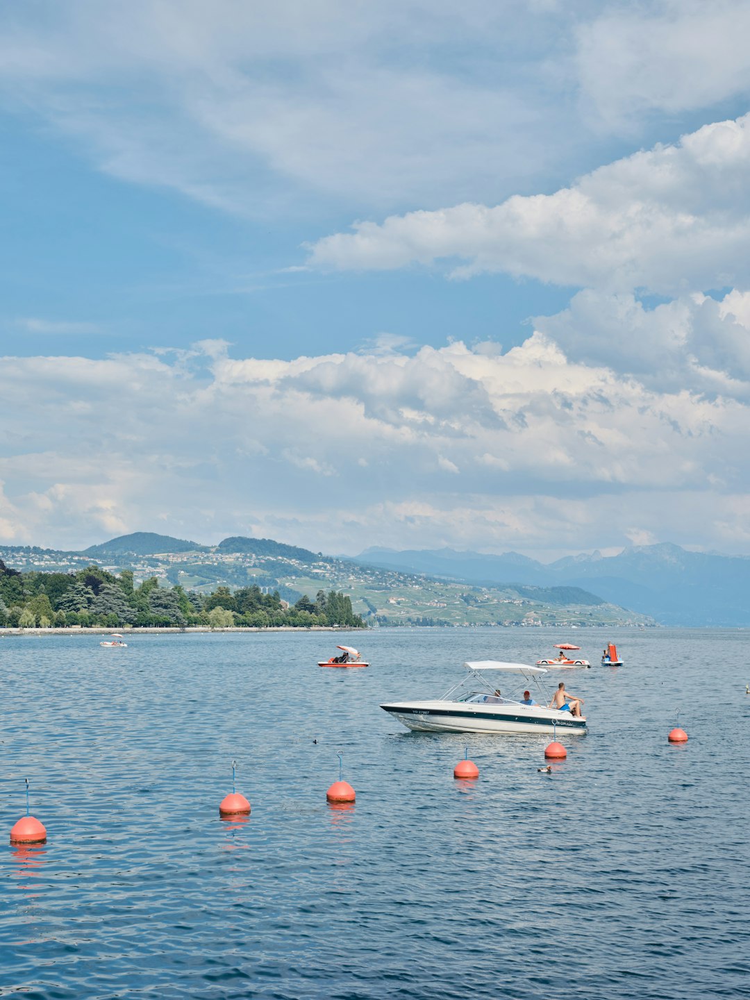Panorama du lac Léman avec le Jet d'Eau de Genève en arrière-plan, symbolisant le cadre professionnel prestigieux de la Suisse.