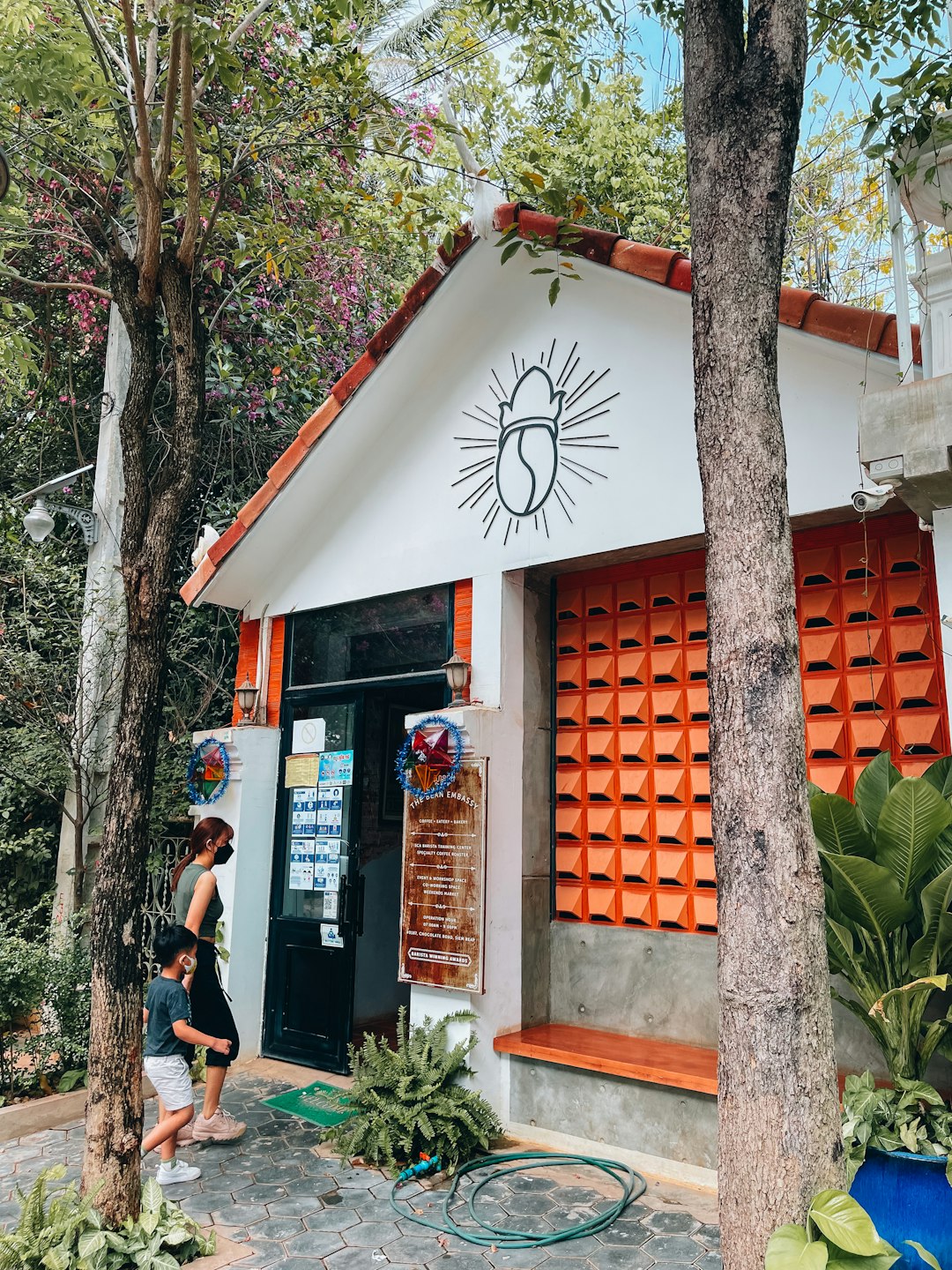 La façade d'une petite boutique florissante, symbolisant une PME en pleine croissance grâce à un bon partenariat.