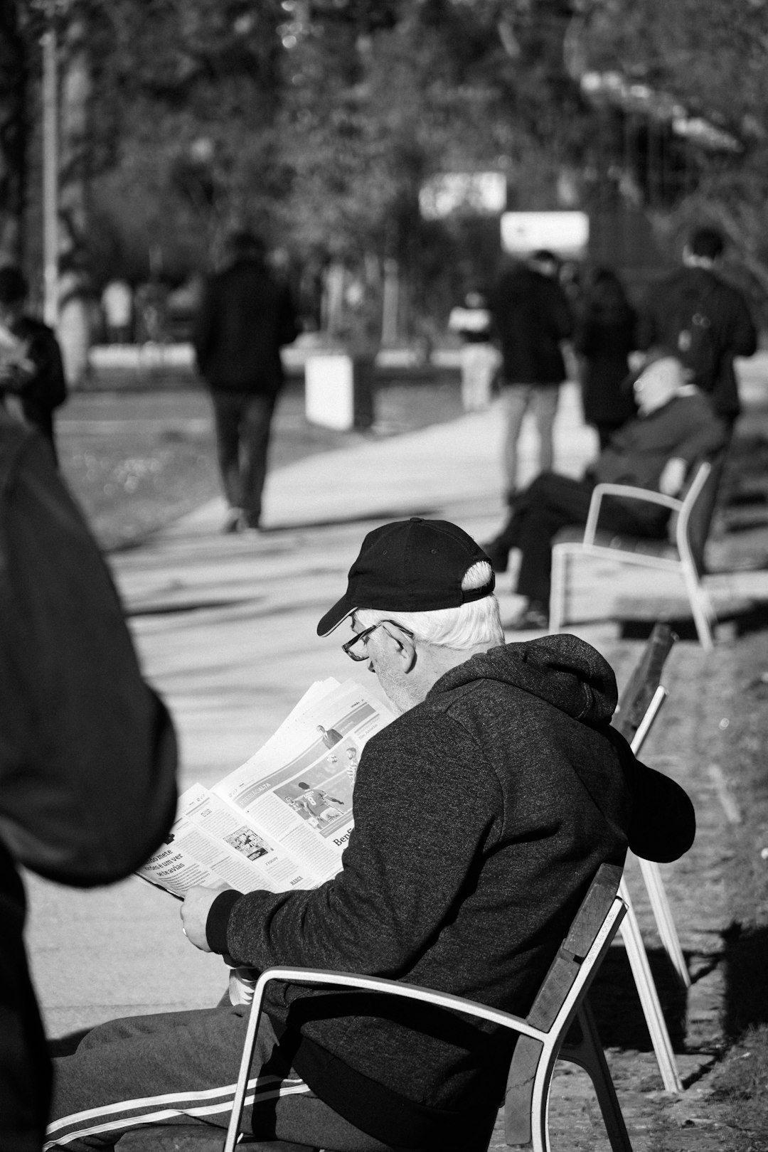 Une personne qui a l'air bien occupée, mais avec le sourire, en train de préparer un sandwich en vitesse dans une cuisine moderne et claire. L'image de l'efficacité !