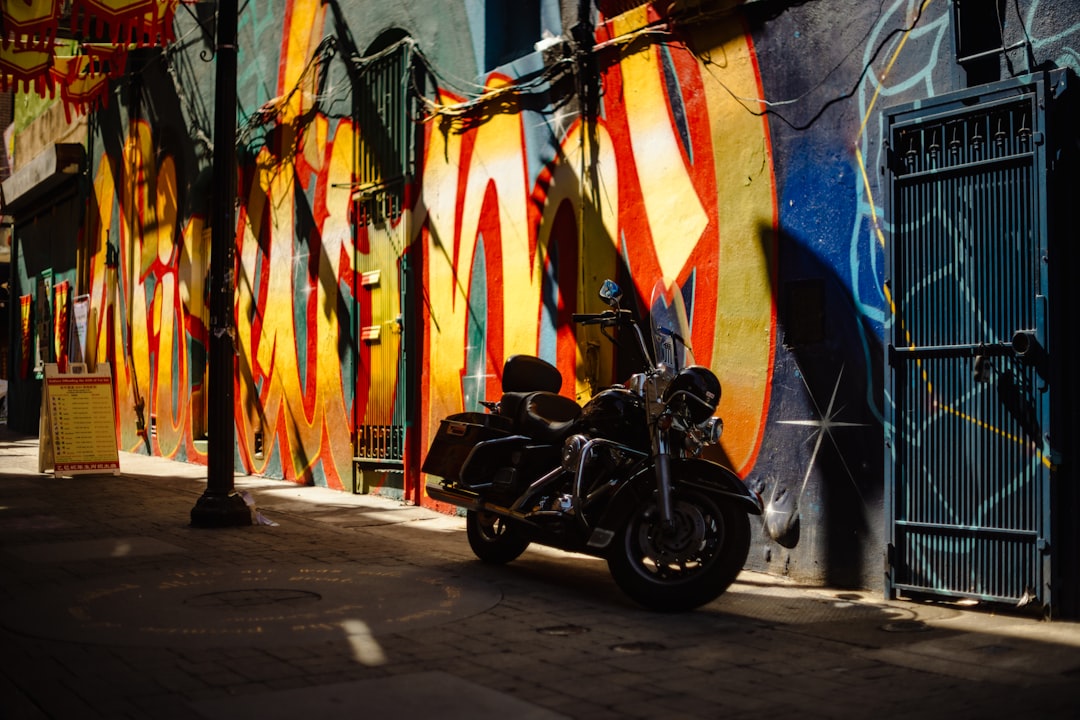 Une moto custom de style chopper garée devant un mur de briques, symbolisant la culture biker et la liberté.