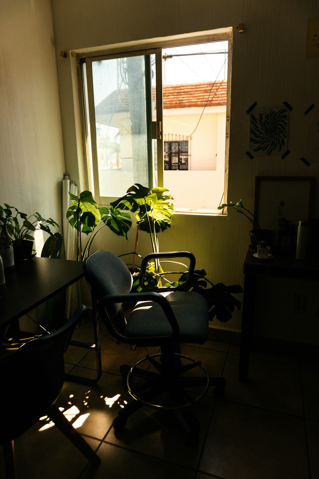 Une équipe collaborant autour d'un ordinateur portable dans un bureau lumineux, symbolisant la collaboration et l'expertise.