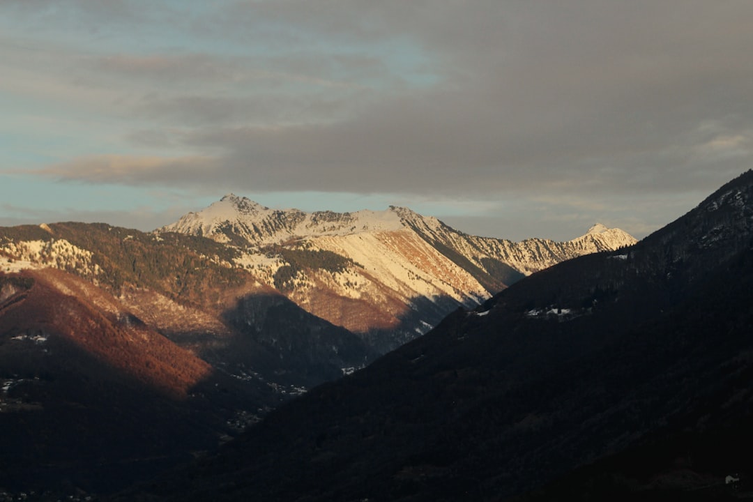 Un paysage paisible des montagnes du Valais, près de Sion, baigné dans la douce lumière du matin. Une image qui évoque le calme et la sérénité de la nature locale.