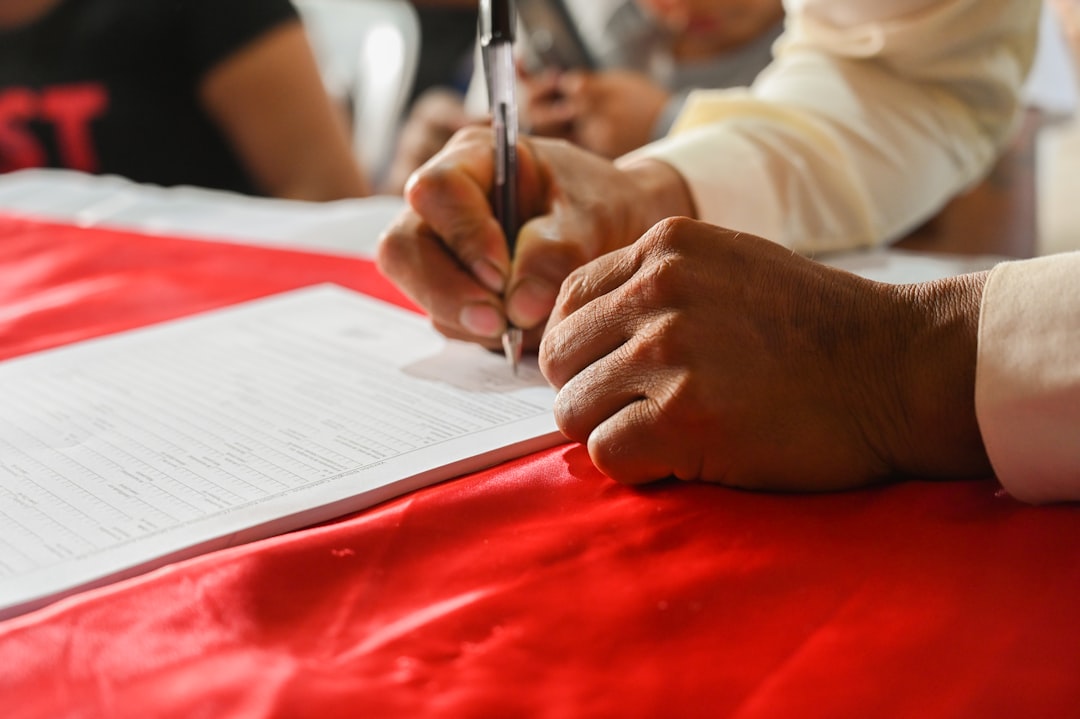 Un gros plan sur une main signant un contrat avec un stylo plume, évoquant la confiance, l'engagement et la formalisation d'un partenariat.