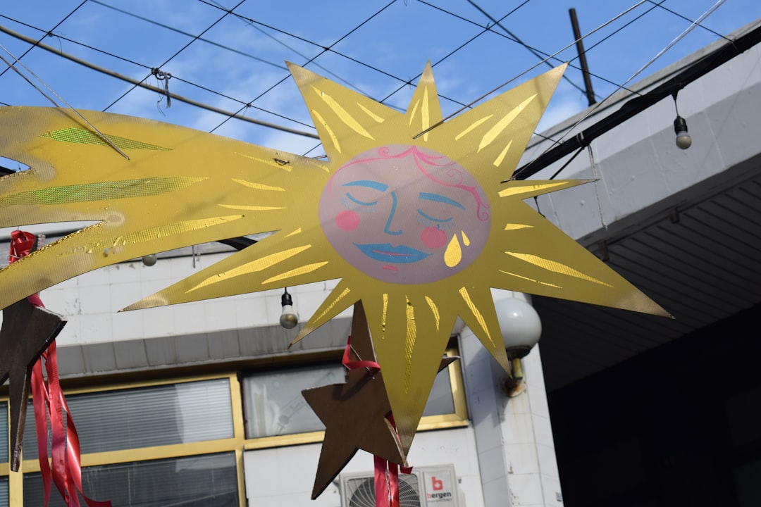 Une personne debout à un carrefour avec des panneaux indiquant des directions différentes, sous un ciel dramatique.