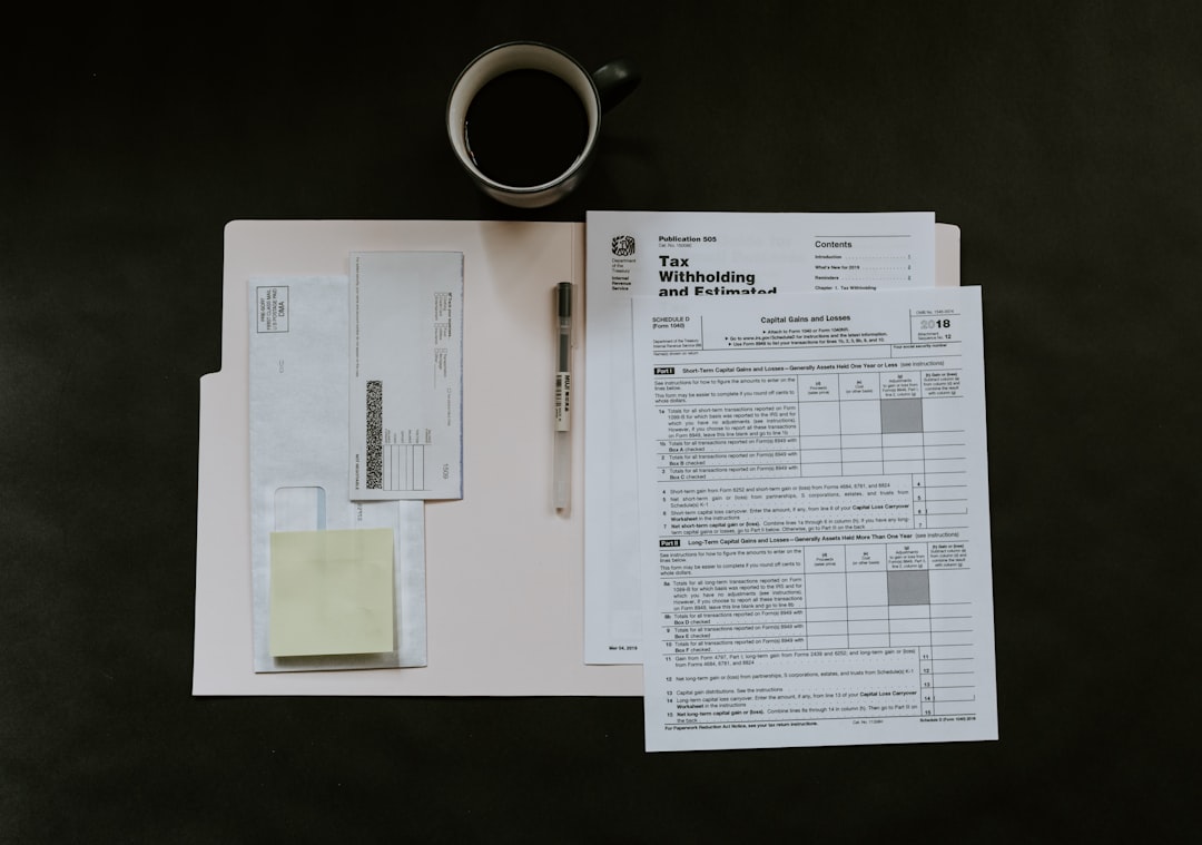 Une pile de documents juridiques et fiscaux suisses à côté d'une tasse de café, illustrant la complexité que l'expert fiduciaire aide à gérer.