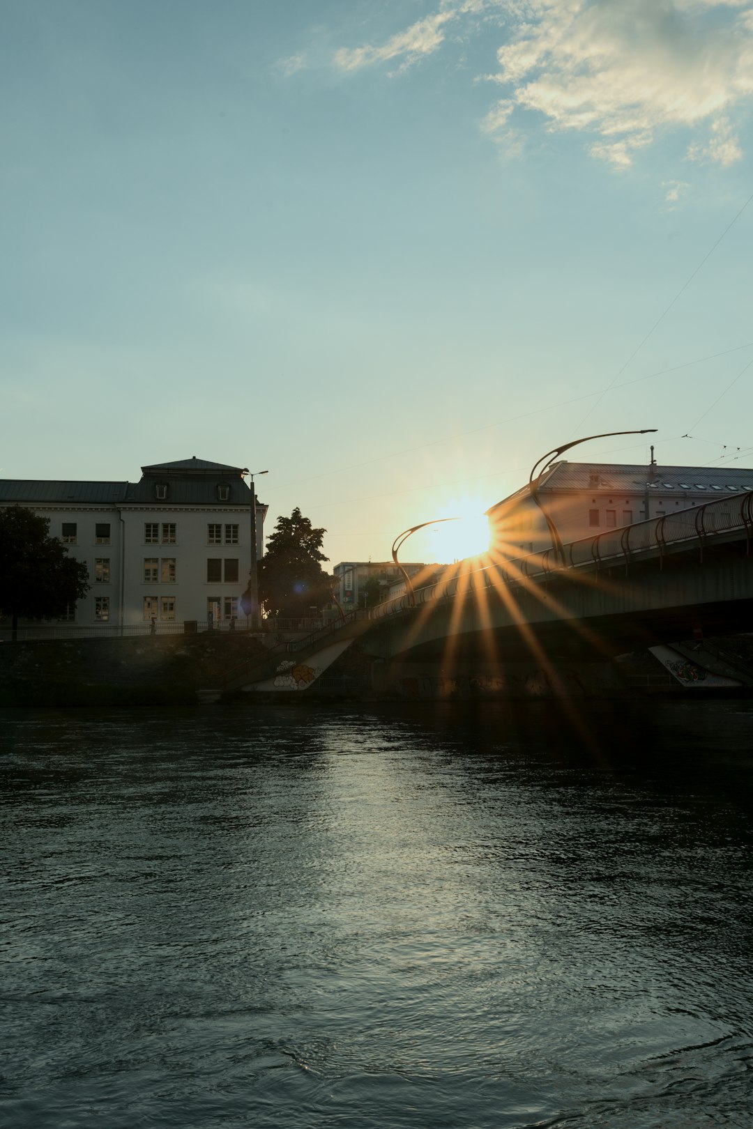 Le fameux Kapellbrücke à Lucerne au coucher du soleil. Une belle métaphore pour les ponts solides qu'un expert vous aide à construire entre votre entreprise et les exigences réglementaires suisses.