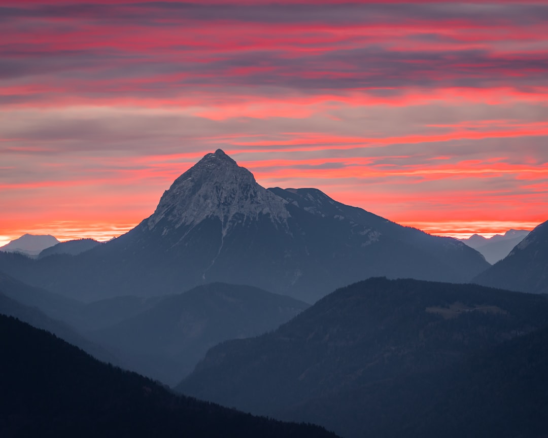 Un sommet de montagne suisse majestueux au lever du soleil, une image qui évoque l'atteinte d'un grand objectif et la vision sur le long terme.