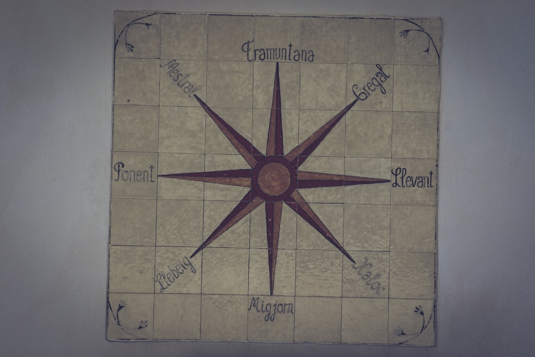 Un compas sur une vieille carte, pointant vers un cap unique et clair, pour symboliser l'importance de se différencier avec une stratégie de positionnement bien à soi.